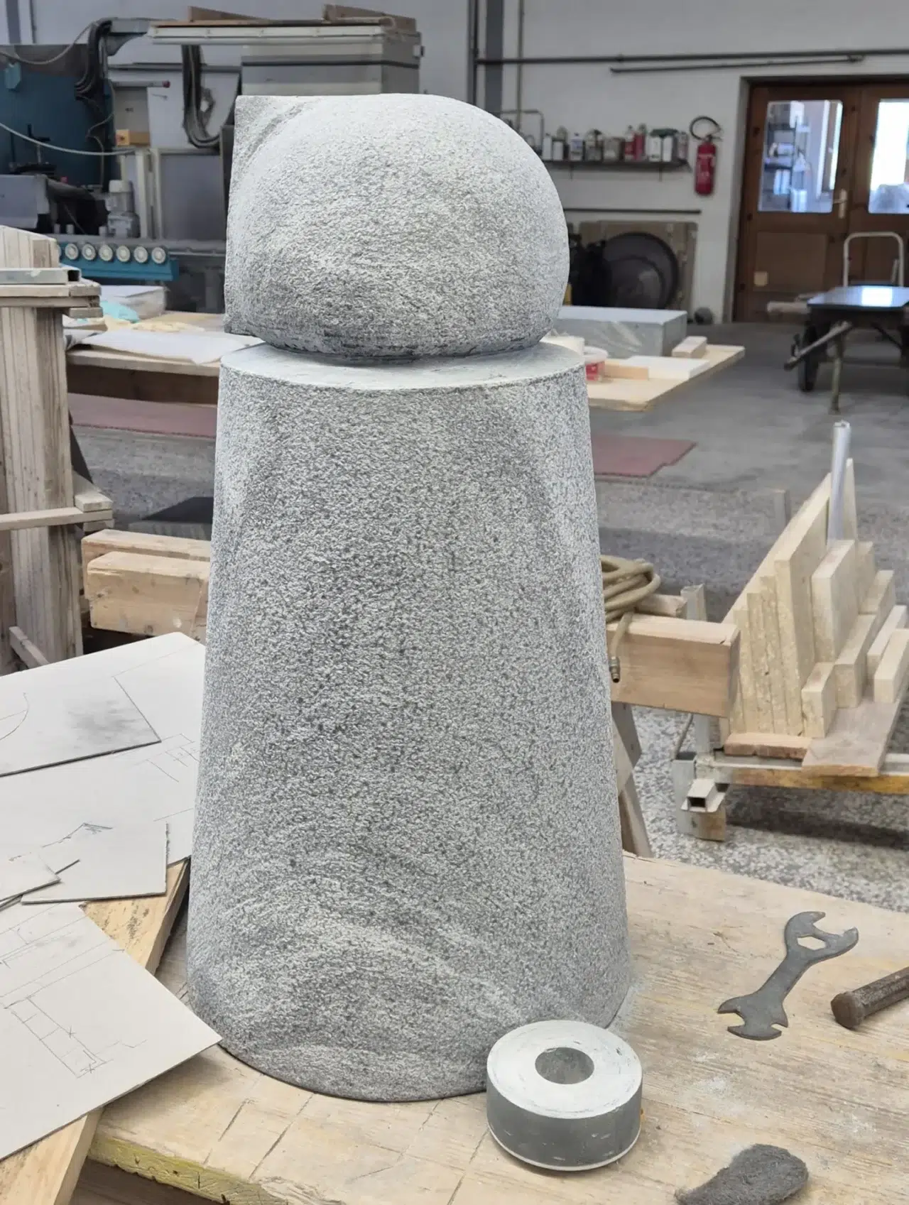 Handgemachter Radabweiser aus Wachauer Marmor, perfekt für Einfahrten in Niederösterreich.