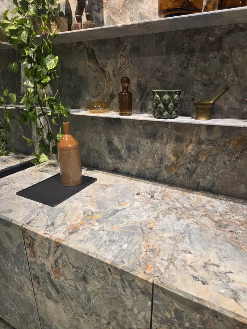 Naturstein Küchenarbietsplatte mit Passender Rückwand und Regal