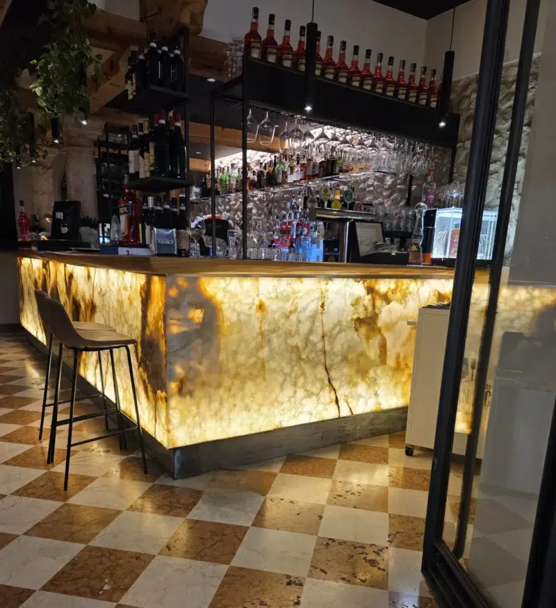 Bar Theke Naturstein Hinterleuchtet, Cristallo Quarzit vom Steinmetzmeister