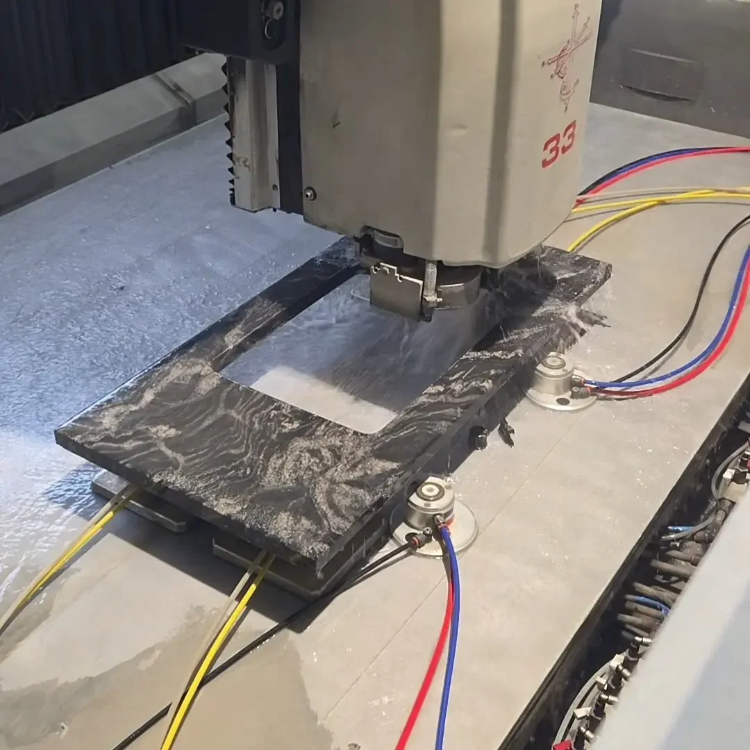 Scoripion Black Naturstein wird vom Steinetz Zuzzi am CNC Computergestuerten Arbeitszentrum zu einer Wachtischplatte aus Naturstein indiviudell angefertigt.