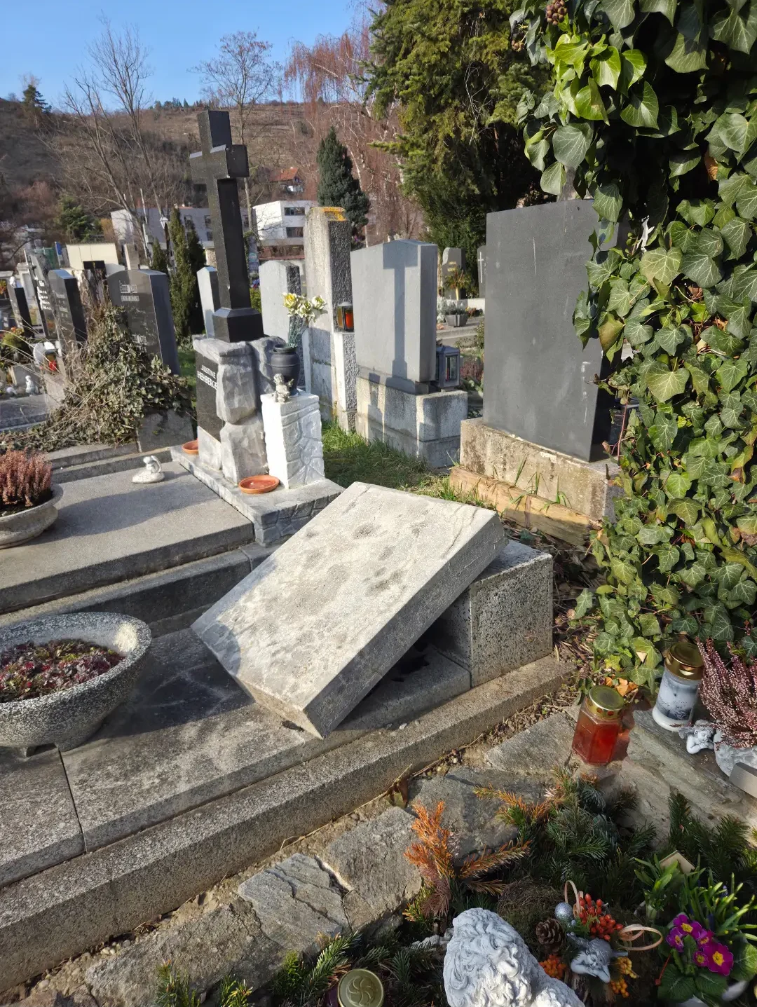 Startseite Zuzzi 34 Steinmetzmeister Zuzzi Standsicherheit Grabdenkmal Grabstein laut Önorm B3113. Prüfung auf Standsicherheit, Kippsicherheit. Grabsanierung, Grabrenovierung Niederösterreich.