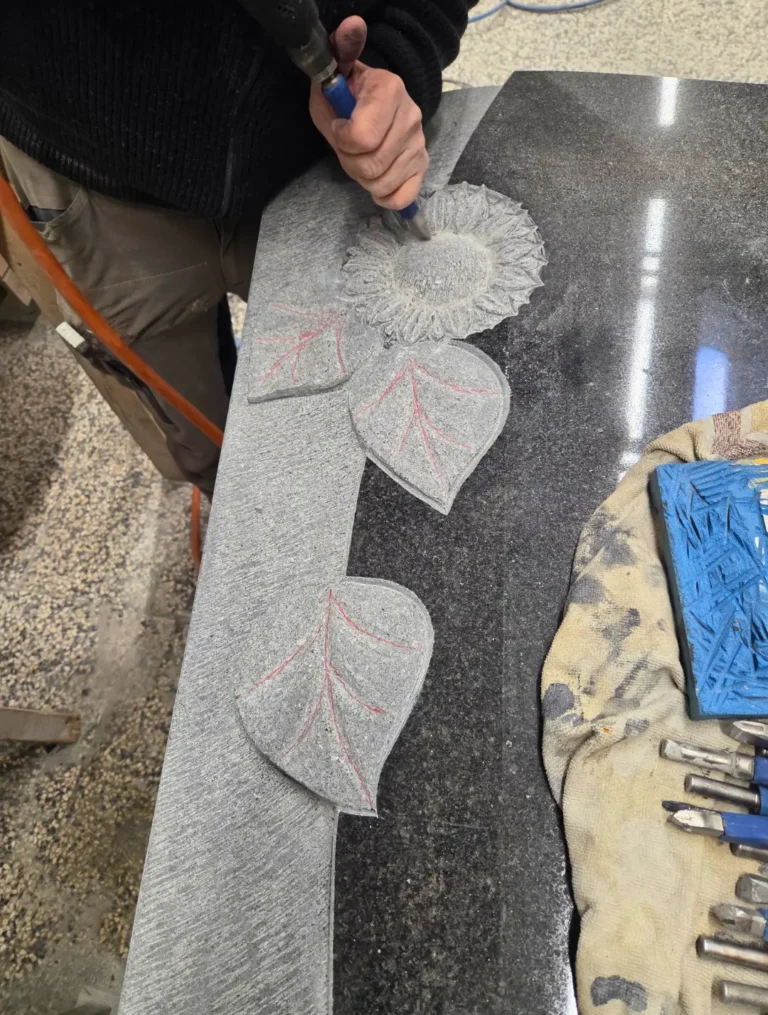 Startseite Zuzzi 23 Individuelle Ornamente auf Grabstein vom Steinmetzmeister aus Niederösterreich. Handgefertigt, jedes Stück ein Unikat